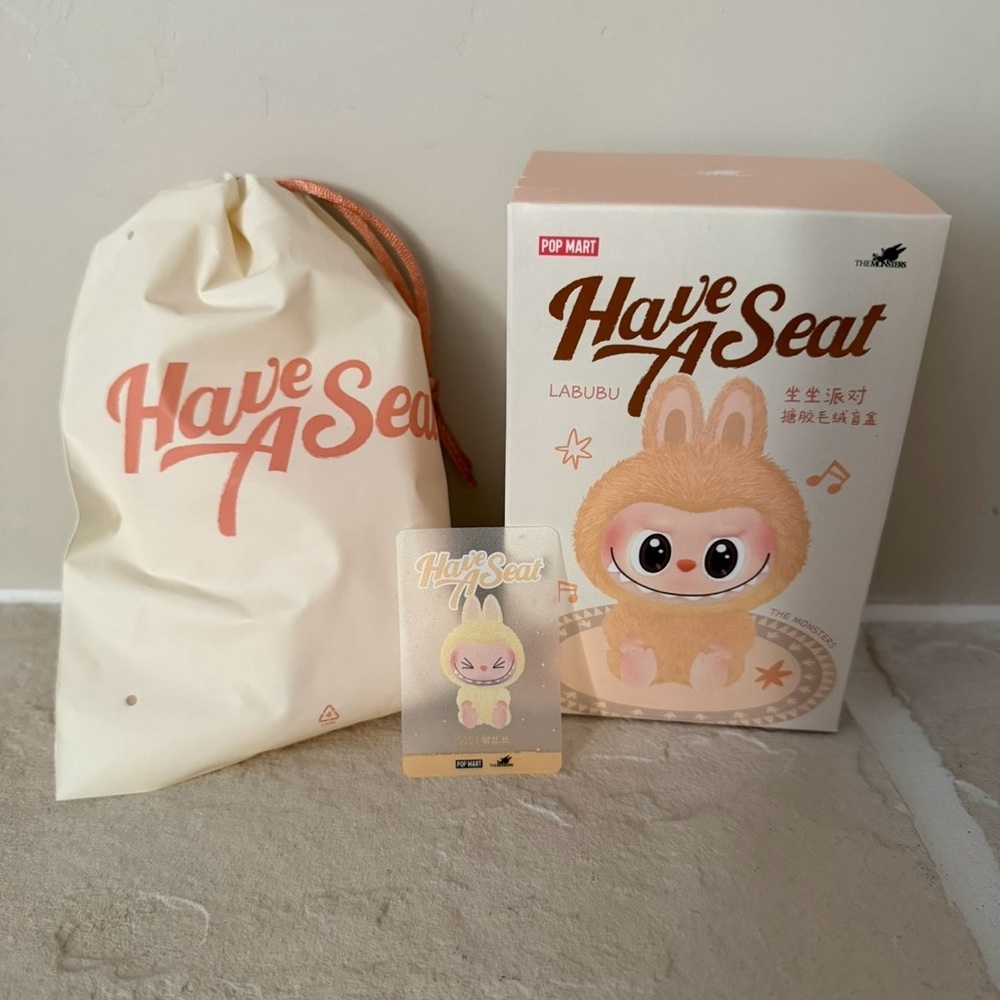 Pop Mart “Have A Seat” Labubu: Sisi💛